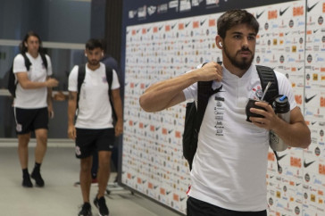 Bruno M�ndez na chegada do time para o duelo contra o Santos