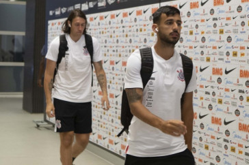 Camacho e C�ssio na chegada do time para o duelo contra o Santos