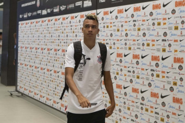 Cantillo na chegada do time para o duelo contra o Santos