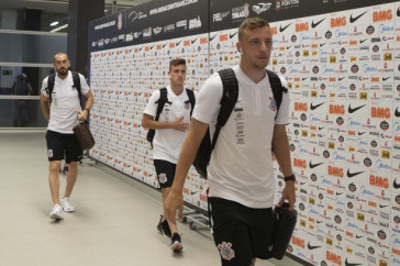 Carlos Augusto, Lucas Piton e Walter na chegada do time para o duelo contra o Santos