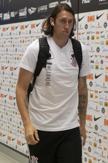 C�ssio na chegada do time para o duelo contra o Santos