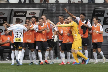 Corinthianos durante a comemora��o do primeiro gol do cl�ssico