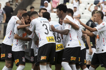 Elenco do Corinthians durante a comemora��o do gol