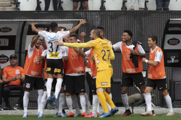 Elenco do Tim�o na comemora��o do primeiro gol do cl�ssico