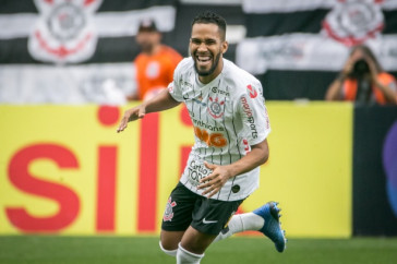 Everaldo comemorando o seu primeiro gol em 2020 contra o Santos