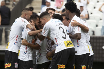 Everaldo comemorou com seus companheiros o gol que marcou no cl�ssico contra o Santos