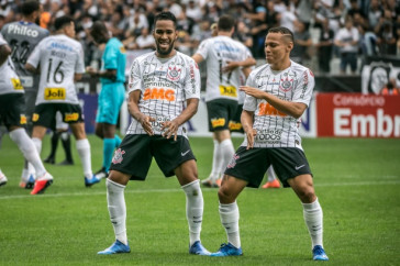 Everaldo e Janderson comemoram primeiro gol do Corinthians no cl�ssico