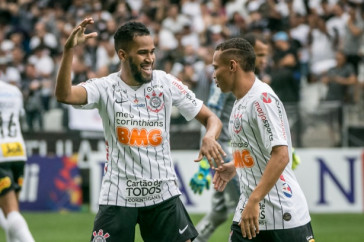 Everaldo e Janderson em atua��o contra o Santos na Arena Corinthians