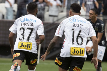 Everaldo e Sidcley comemoraram o gol do Tim�o contra o Santos