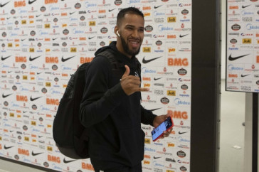 Everaldo na chegada do time para o duelo contra o Santos