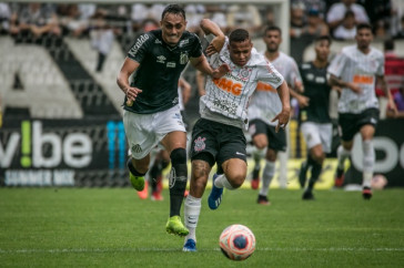 Janderson briga pela bola durante a vit�ria do Corinthians contra o Santos