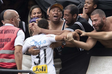 Janderson durante comemora��o de seu gol com a torcida