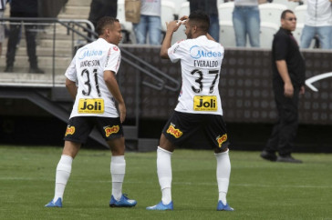 Janderson e Everaldo comemorando o primeiro gol do Corinthians no cl�ssico