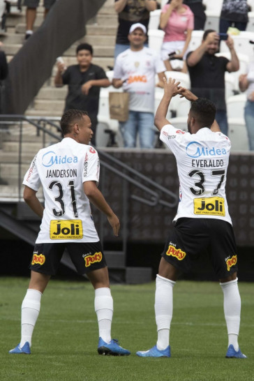 Janderson e Everaldo dan�aram para comemorar o gol do camisa 37