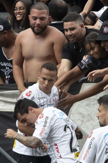 Janderson foi comemorar seu gol com a torcida, mas foi retirado de l� por seu companheiro Fagner