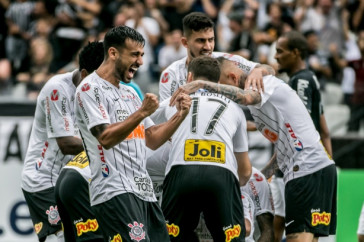Jogadores do Corinthians comemoram o primeiro gol do Tim�o na Arena
