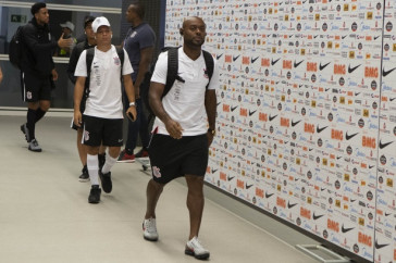 Love na chegada do time para o duelo contra o Santos