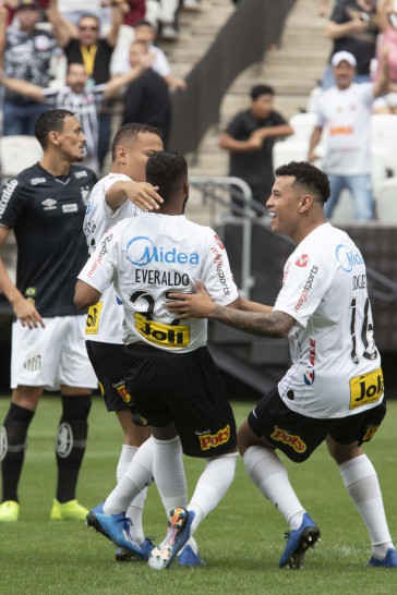 Sidcley, Janderson e Everaldo durante comemora��o do gol corinthiano
