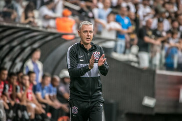 Tiago Nunes na beira do campo durante o cl�ssico contra o Santos