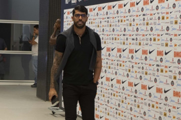 Vilson na chegada do time para o duelo contra o Santos
