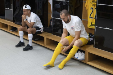 Walter e Janderson no vesti�rio da Arena antes do cl�ssico contra o Santos