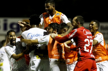 Elenco do Corinthians durante comemora��o do gol diante do Novorizontino