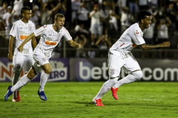 Gil e Carlos Augusto durante a comemora��o do gol corinthiano