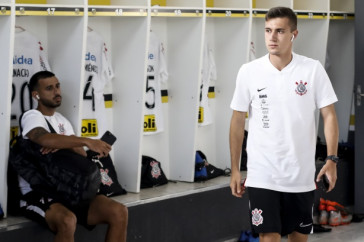 Lucas Piton no vesti�rio antes do jogo contra o Novorizontino