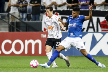 Éderson, pelo Cruzeiro, contra o Corinthians no Brasileirão 2019; volante fez gol pela equipe mineira