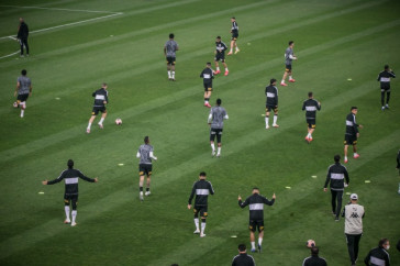 Elenco corinthiano no aquecimento para duelo contra o Palmeiras, pela final do Paulist�o