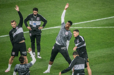 Jogadores no aquecimento para duelo contra o Palmeiras, pela final do Paulist�o