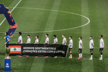 Faixa em homenagem �s v�timas do Coronav�rus durante jogo entre Corinthians e Palmeiras