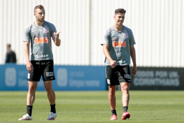 Carlos Augusto e Danilo Avelar tm sido destaque na defesa do Corinthians desde a volta do futebol paulista