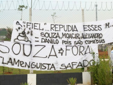 Protesto no CT do Corinthians em outubro de 2010, xingando e pedindo a sada de dois dos jogadores que viriam a ser os mais vitoriosos da histria do clube: Alessandro e Danilo.