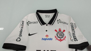 Camisa com os patrocínios para a final