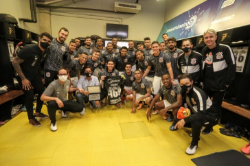 Elenco reunido em comemora��o aos 469 jogos de C�ssio pelo Corinthians