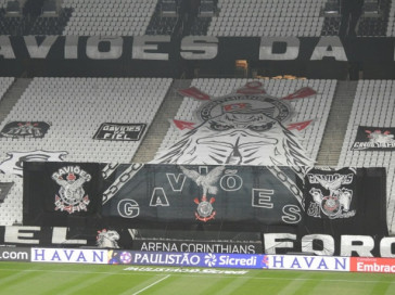 O telão está localizado no setor Leste da Arena