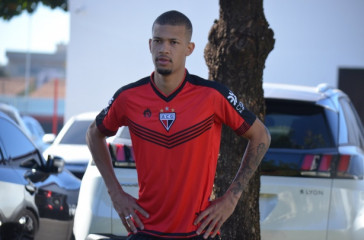 João Victor, zagueiro de 22 anos, está cedido por empréstimo ao Atlético-GO