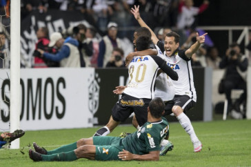 Lucca, aos 42 do segundo tempo, fez o gol da virada sobre o Coritiba e, praticamente, garantiu o hexa brasileiro do Corinthians em 2015