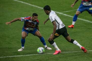 L�o Natel se prepara para chutar no primeiro tempo contra o Fortaleza