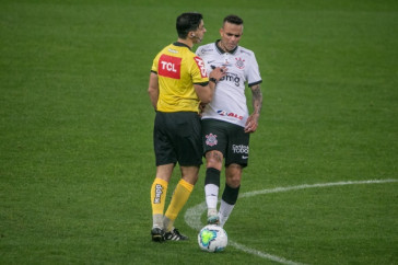 Luan � segurado pelo �rbitro durante o jogo contra o Fortaleza