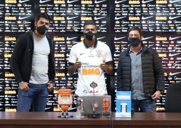 Vilson Menezes (gerente de futebol) e Duílio Monteiro Alves (diretor de futebol) na apresentação de Léo Natel; foto com o reforço, mas sem dar explicações