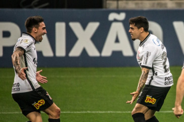Gustavo Silva e Fagner comemorando o gol do lateral contra o Botafogo, na Neo Qu�mica Arena