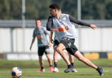 Léo Santos chegou a treinar com bola após a volta dos treinos no CT, mas por pouco tempo; zagueiro retornou à fisioterapia na sequência