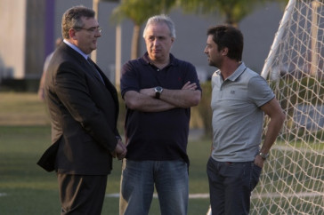 Mário Gobbi, que hoje é candidato de oposição, era o presidente do Corinthians quando Duílio e Roberto de Andrade eram diretores de futebol