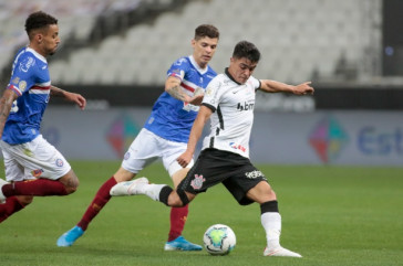 Roni chutou de longe e marcou um belo gol para o Corinthians, na Neo Qu�mica Arena