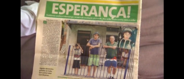 Roni (pequenino), Tupã e o pai em frente à casa da família, em meados dos anos 2000