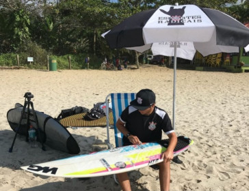 Diego Aguiar, um dos surfistas que representam o Corinthians