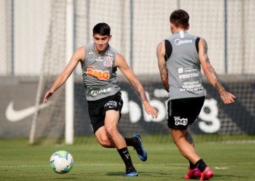 �ngelo Araos no �ltimo treino antes do duelo contra RB Bragantino, pelo Campeonato Brasileiro