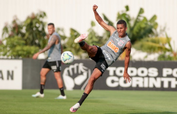 Matheus Dav� no �ltimo treino antes do duelo contra RB Bragantino, pelo Campeonato Brasileiro